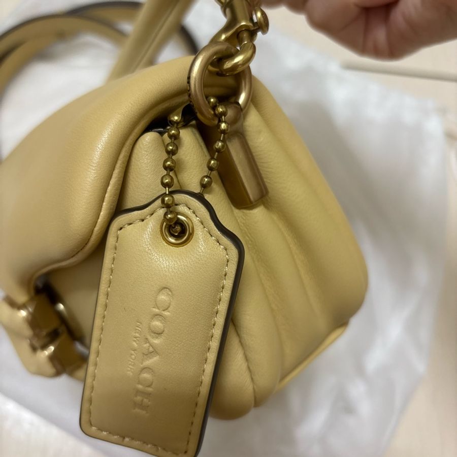 Coach Pillow Tabby 18/26 系列的變形款(小巧鵝蛋黃色)-10