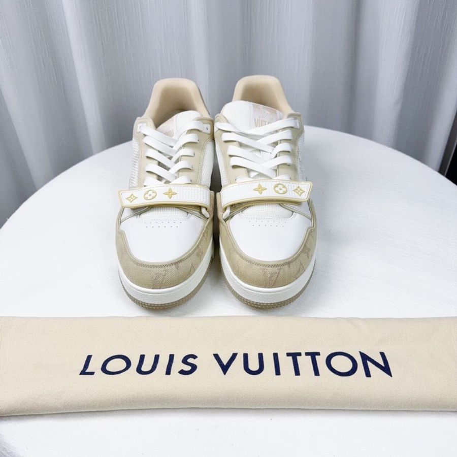 全新Louis Vuttion Trainer 運動休閒鞋 魔術貼 尺碼:UK9-0