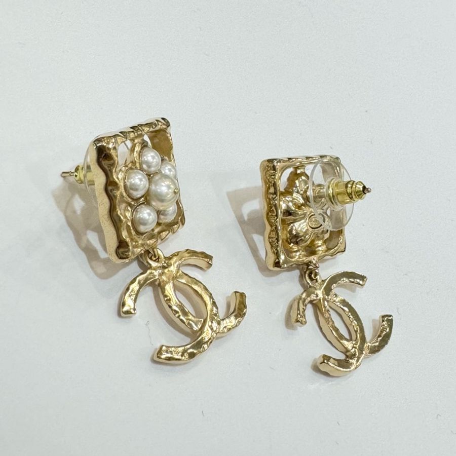 CHANEL白色珍珠花方框垂墜金色雙C耳環-5