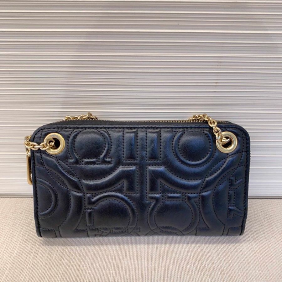 98新 Ferragamo 黑金單肩斜挎鏈條包 經典永不過時 溫柔的小羊皮質-6