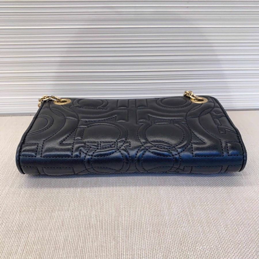 98新 Ferragamo 黑金單肩斜挎鏈條包 經典永不過時 溫柔的小羊皮質-7