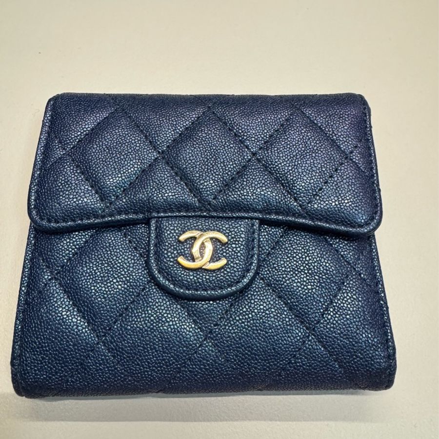 Chanel 經典款荔枝牛皮菱格紋金扣短夾-0