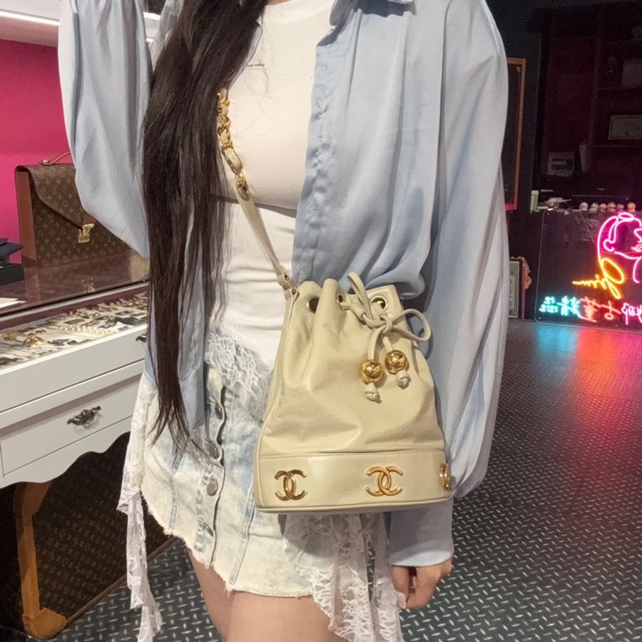 Chanel 奶灰色6Logo水桶包/王吉娜古董精品-1