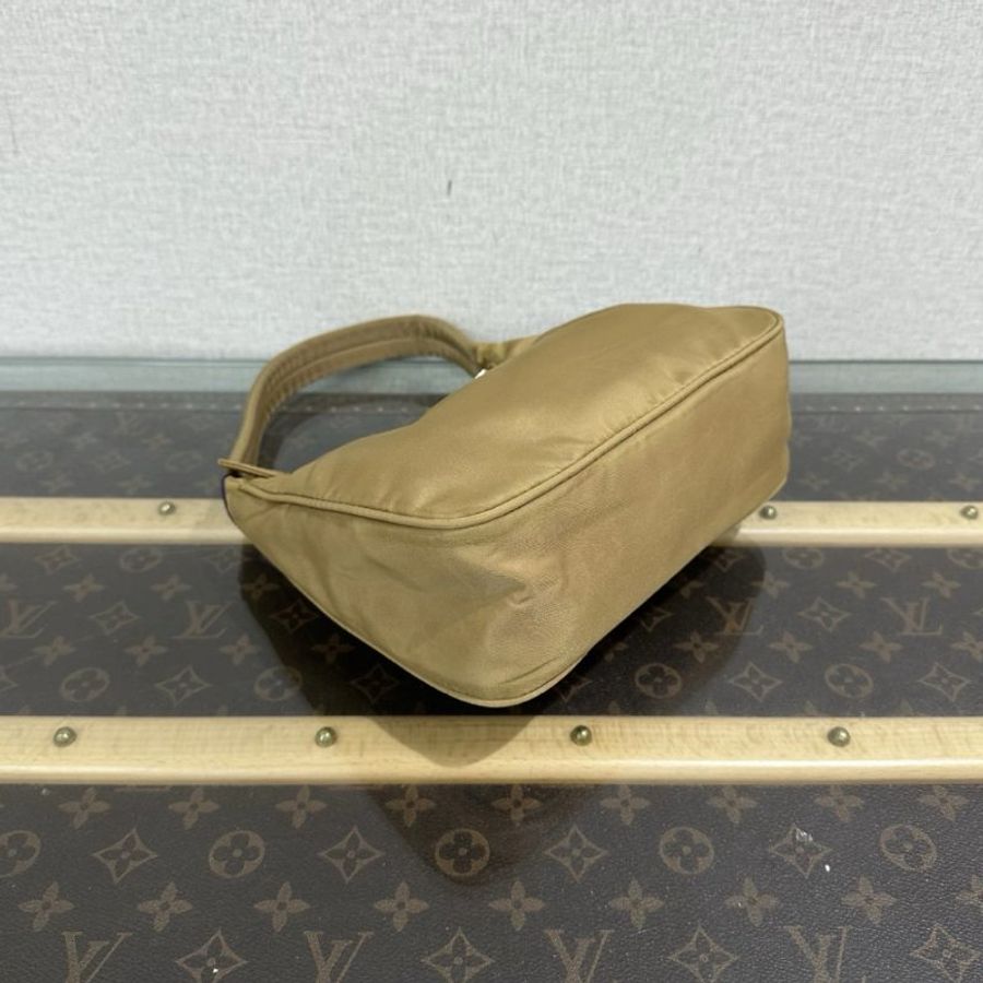 PRADA 銀扣尼龍三角標手提腋下hobo包 22*16*6 98新配件塵袋-4