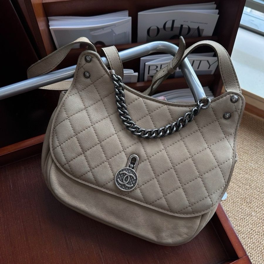 chanel vintage 麂皮硬幣銀扣馬鞍郵差包/達拉斯徽章/熔岩鏈/卡其色/美拉德/灰棕色-0