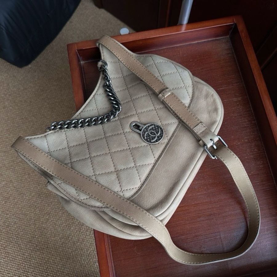 chanel vintage 麂皮硬幣銀扣馬鞍郵差包/達拉斯徽章/熔岩鏈/卡其色/美拉德/灰棕色-1