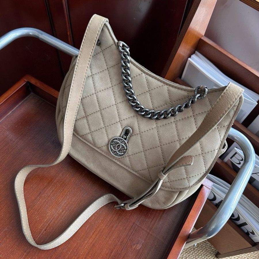 chanel vintage 麂皮硬幣銀扣馬鞍郵差包/達拉斯徽章/熔岩鏈/卡其色/美拉德/灰棕色-2