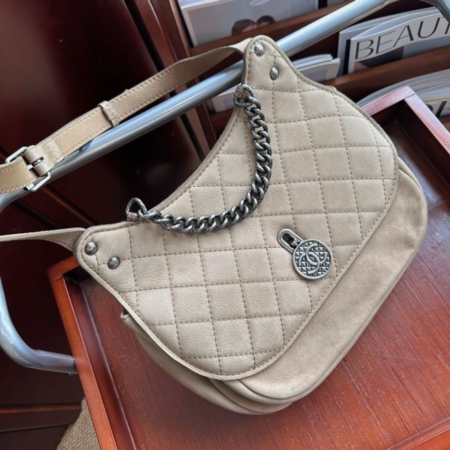 chanel vintage 麂皮硬幣銀扣馬鞍郵差包/達拉斯徽章/熔岩鏈/卡其色/美拉德/灰棕色-3