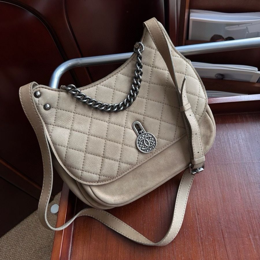 chanel vintage 麂皮硬幣銀扣馬鞍郵差包/達拉斯徽章/熔岩鏈/卡其色/美拉德/灰棕色-4