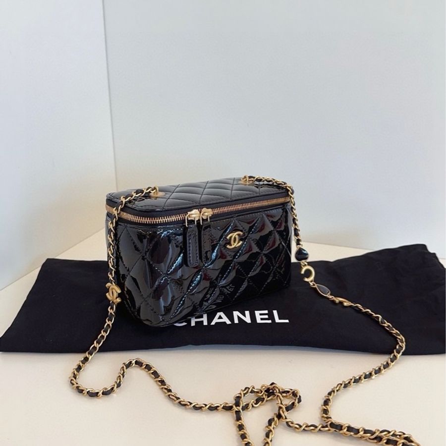 CHANEL22C 黑金漆皮愛心字母logo長盒子化妝包 晶片款內帶鏡子 復古時尚 尺寸17*10 可放手機-0