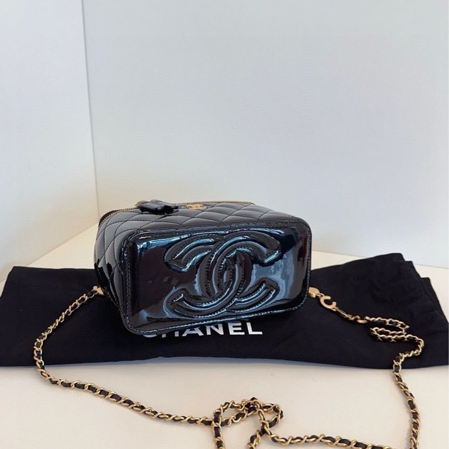CHANEL22C 黑金漆皮愛心字母logo長盒子化妝包 晶片款內帶鏡子 復古時尚 尺寸17*10 可放手機-1