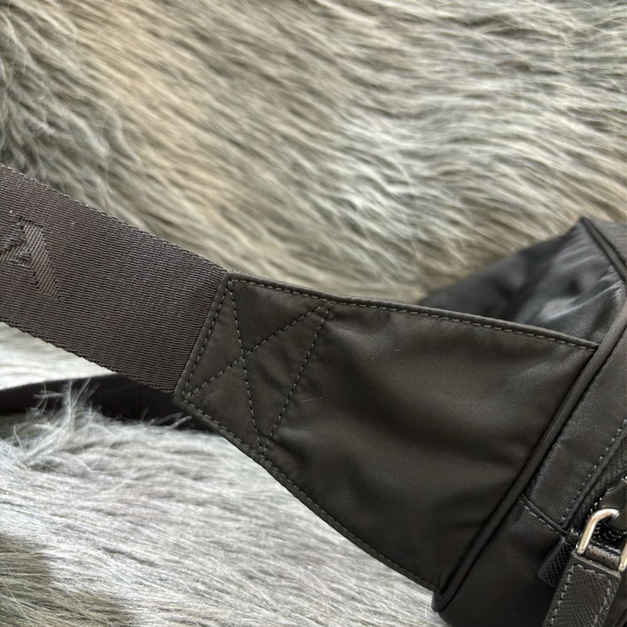 PRADA AVL977 黑色 帆布 前口袋 拉鍊 肩背包 胸口包 後背包 麻將包-15