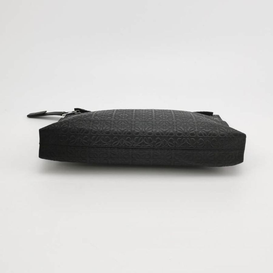Loewe T Pouch 牛皮 Logo 壓花 手拿包-4