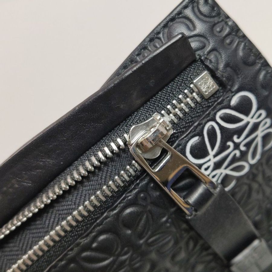 Loewe T Pouch 牛皮 Logo 壓花 手拿包-8