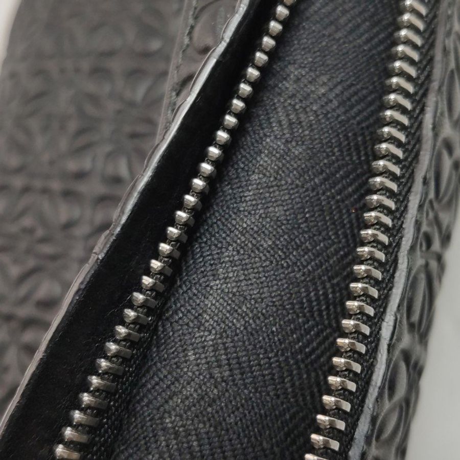 Loewe T Pouch 牛皮 Logo 壓花 手拿包-9