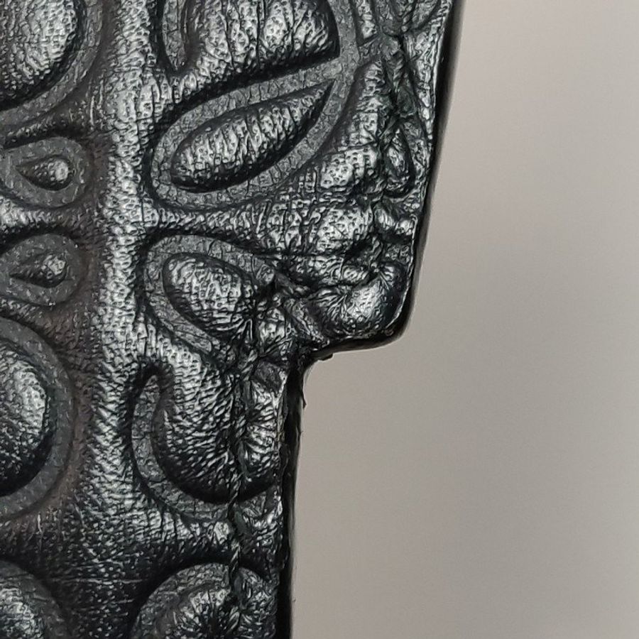 Loewe T Pouch 牛皮 Logo 壓花 手拿包-12