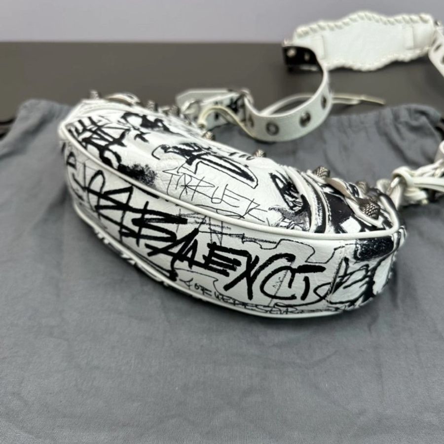 BALENCIAGA 白色塗鴉le cagole機車月牙包25*12*6 99新配件塵袋鏡子-2