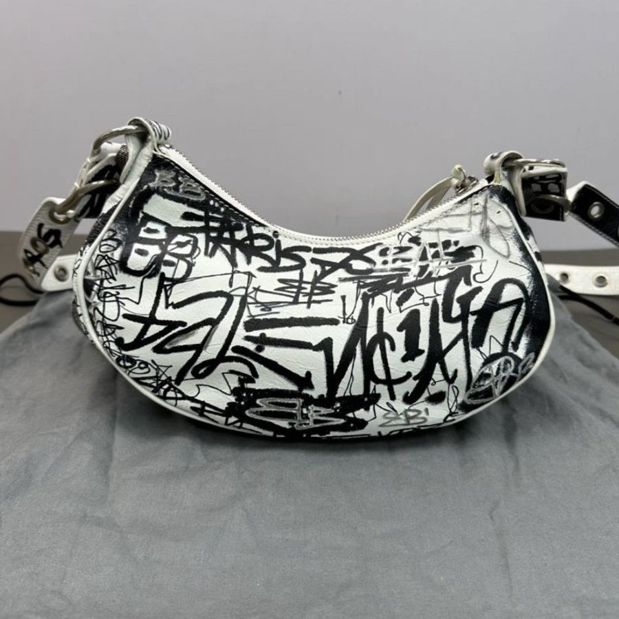 BALENCIAGA 白色塗鴉le cagole機車月牙包25*12*6 99新配件塵袋鏡子-5