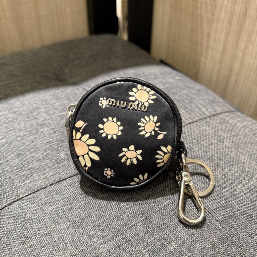Miu Miu 黑色帆布小花拼牛皮鑰匙零錢包 小掛飾-0