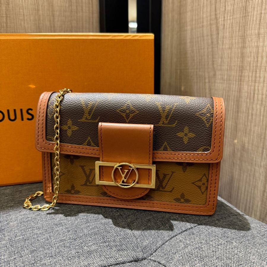 極新 LV M68746 Dauphine 焦糖皮革拼雙色原花金釦達芙妮斜背包 WOC-0