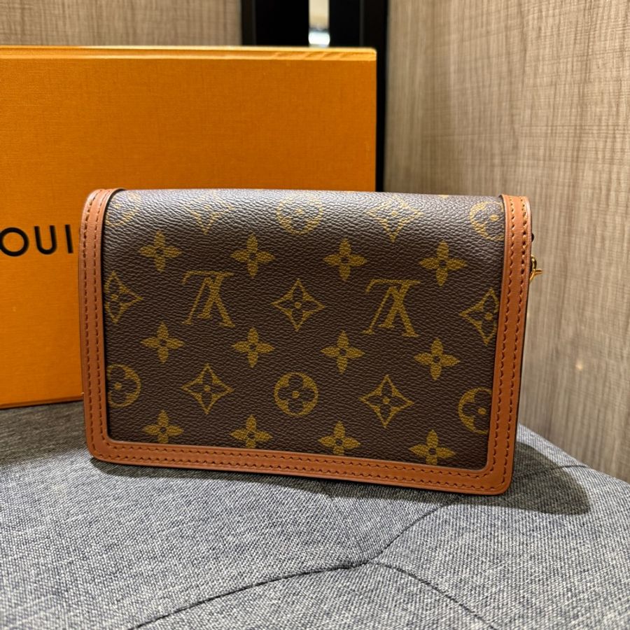 極新 LV M68746 Dauphine 焦糖皮革拼雙色原花金釦達芙妮斜背包 WOC-1
