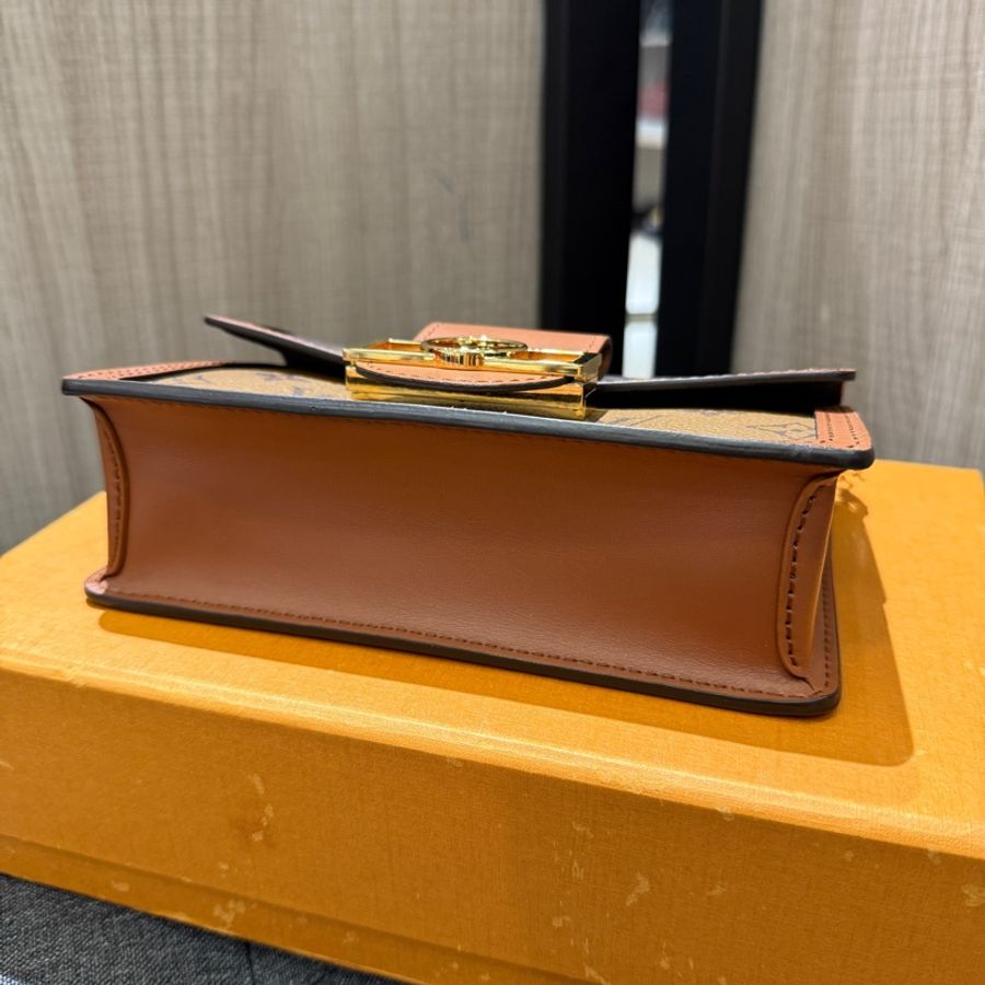 極新 LV M68746 Dauphine 焦糖皮革拼雙色原花金釦達芙妮斜背包 WOC-3