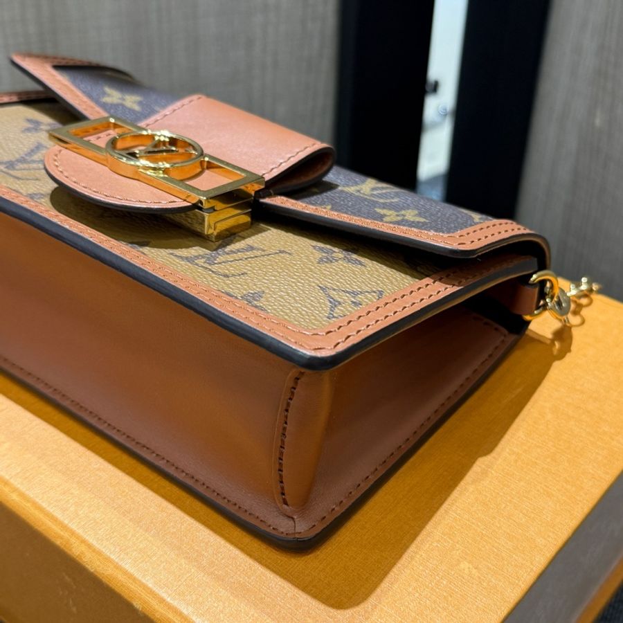 極新 LV M68746 Dauphine 焦糖皮革拼雙色原花金釦達芙妮斜背包 WOC-4