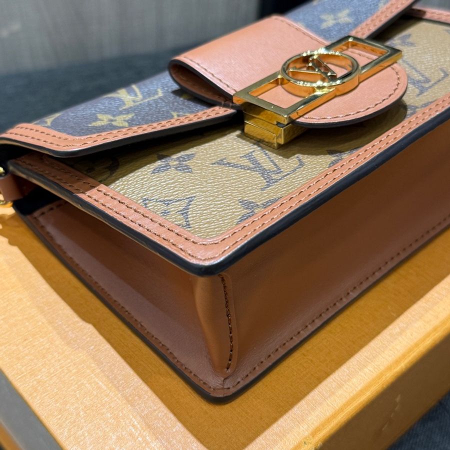 極新 LV M68746 Dauphine 焦糖皮革拼雙色原花金釦達芙妮斜背包 WOC-5