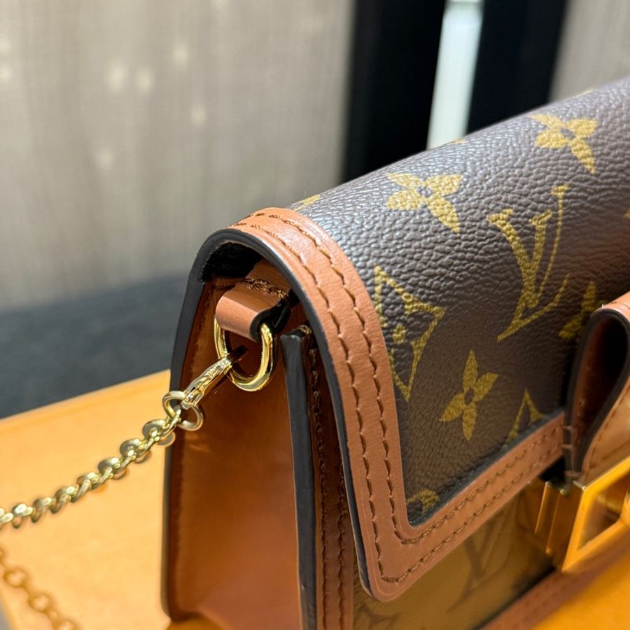 極新 LV M68746 Dauphine 焦糖皮革拼雙色原花金釦達芙妮斜背包 WOC-6