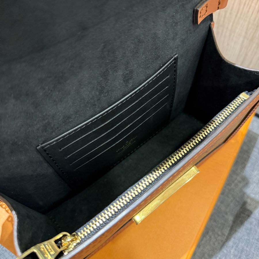 極新 LV M68746 Dauphine 焦糖皮革拼雙色原花金釦達芙妮斜背包 WOC-9