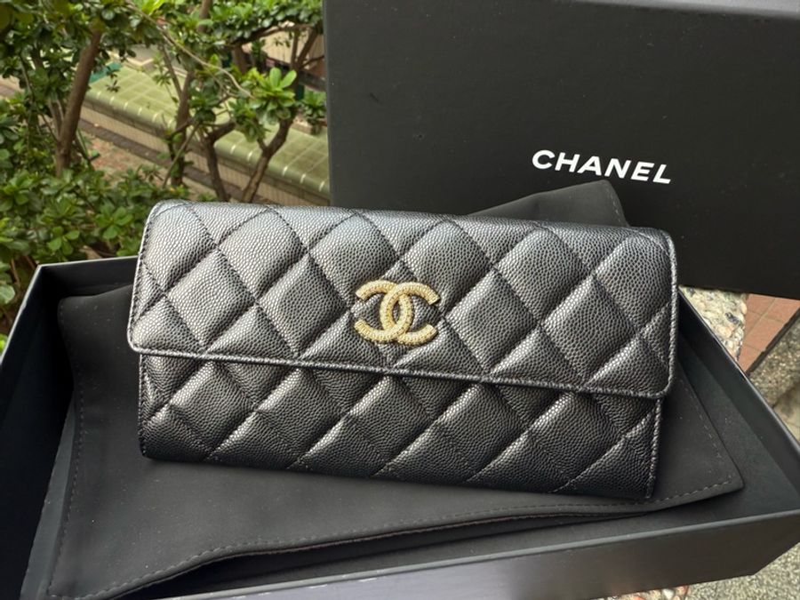 近新CHANEL 25A黑色荔枝皮菱格紋立體金色浮雕C LOGO信封長夾AP4712-1