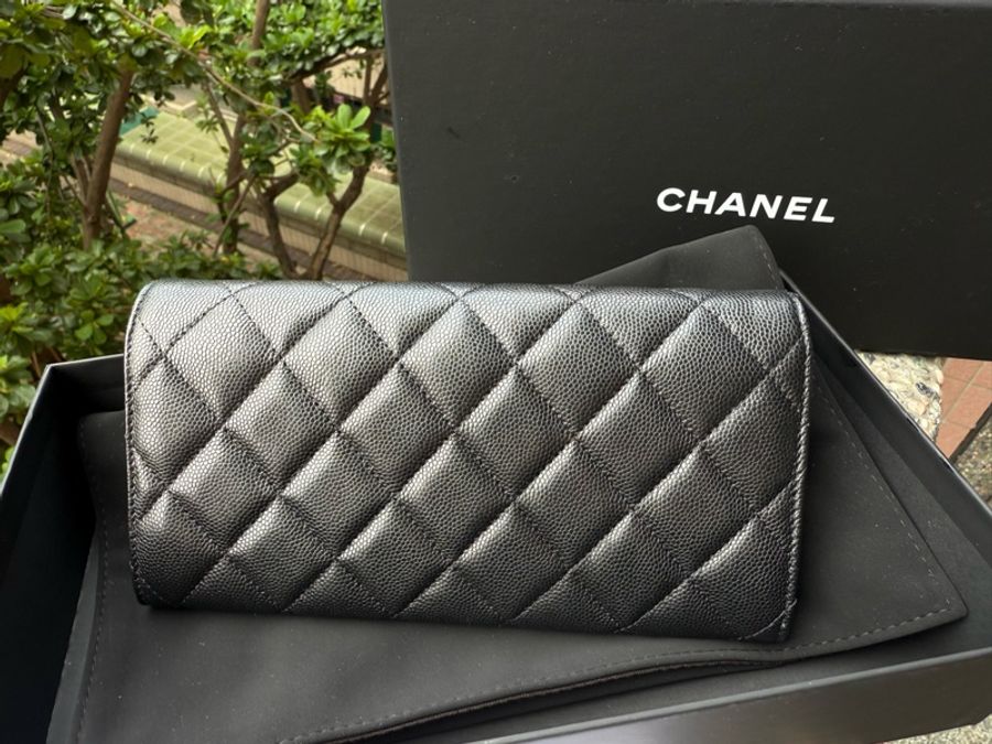 近新CHANEL 25A黑色荔枝皮菱格紋立體金色浮雕C LOGO信封長夾AP4712-3