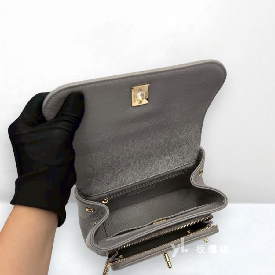 JS1402-Chanel 灰荔枝牛皮淡金扣郵差斜背包A93749-5