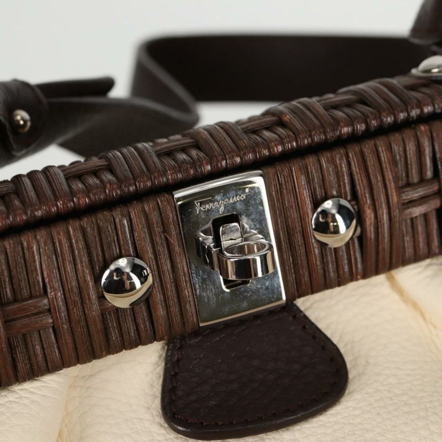 【日本直送】Salvatore Ferragamo Gancini 手袋 皮革 象牙色 銀色 正品 136857-18