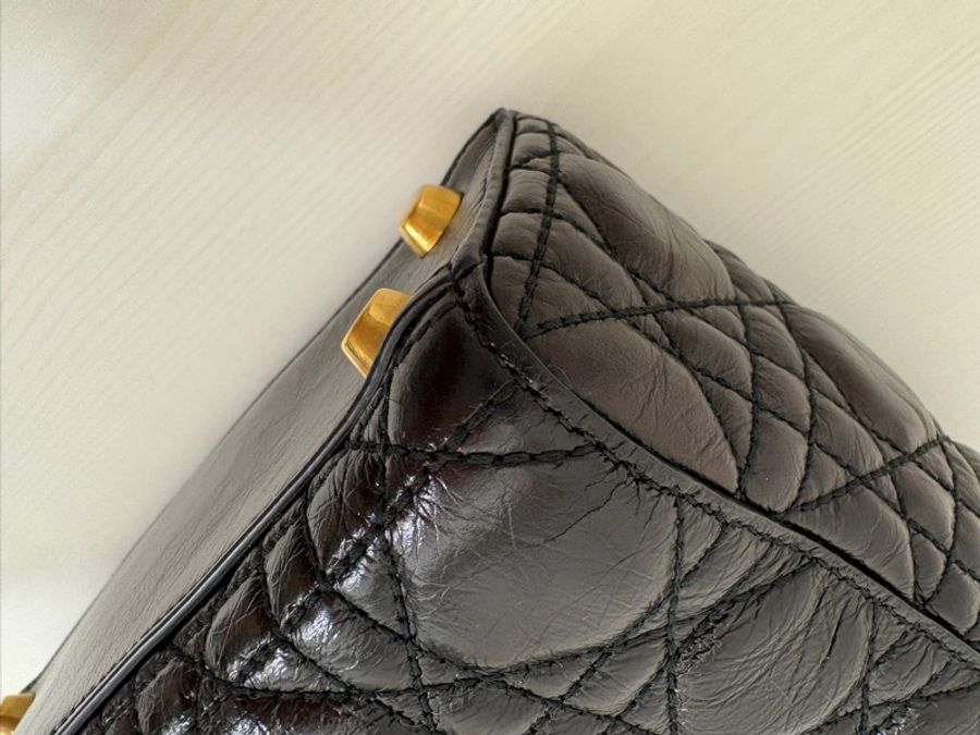 Dior/迪奥黑金油蠟牛皮 限量徽章款 四格戴妃 20*17*8-12