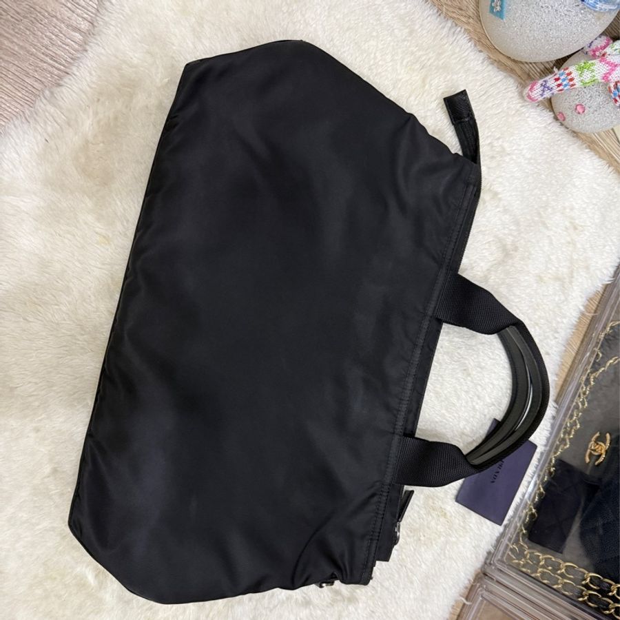 9新✨男生揹很有品味的prada🎖️經典黑色尼龍斜背包🖤超輕 購物包 上班包 學生包 媽媽包 可手提 降落傘布 耐用 耐磨-18