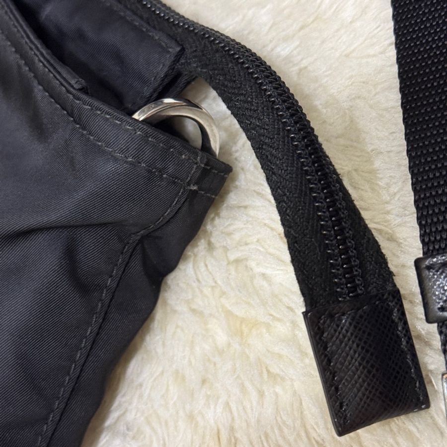 9新✨男生揹很有品味的prada🎖️經典黑色尼龍斜背包🖤超輕 購物包 上班包 學生包 媽媽包 可手提 降落傘布 耐用 耐磨-24
