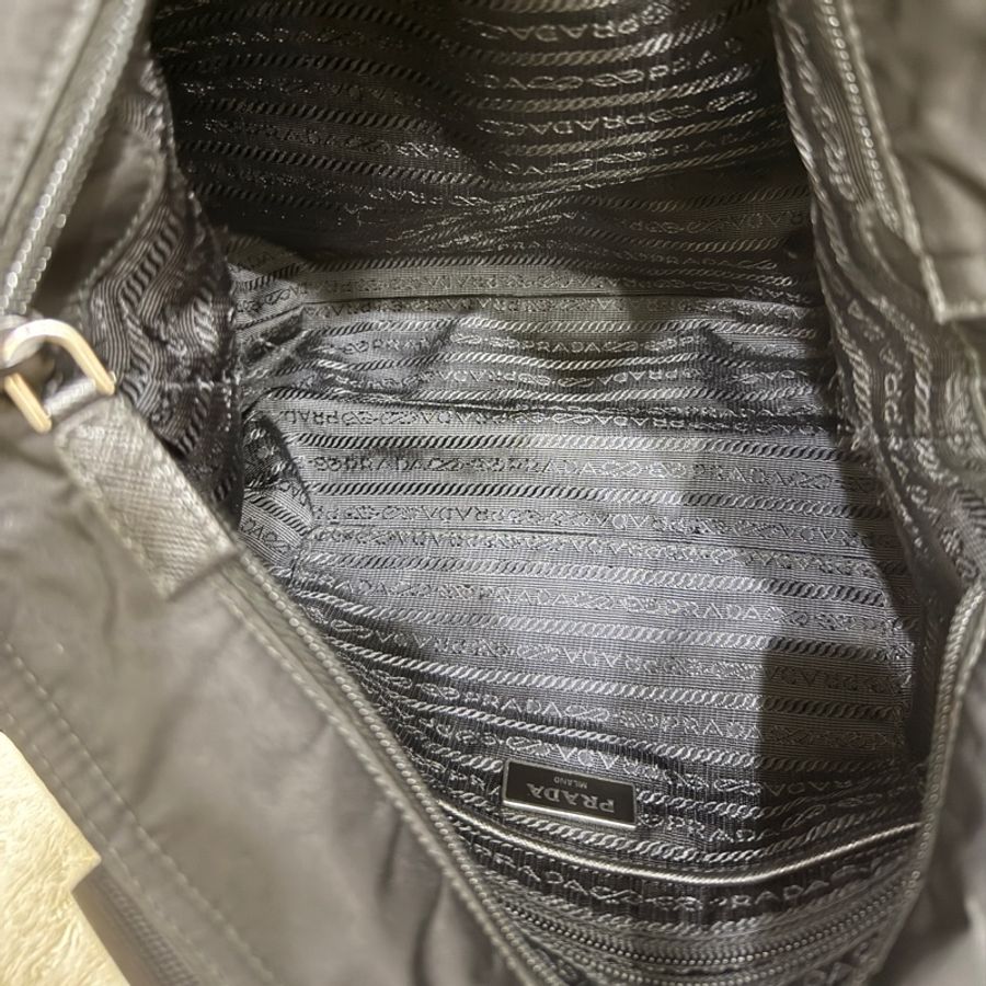 9新✨男生揹很有品味的prada🎖️經典黑色尼龍斜背包🖤超輕 購物包 上班包 學生包 媽媽包 可手提 降落傘布 耐用 耐磨-34