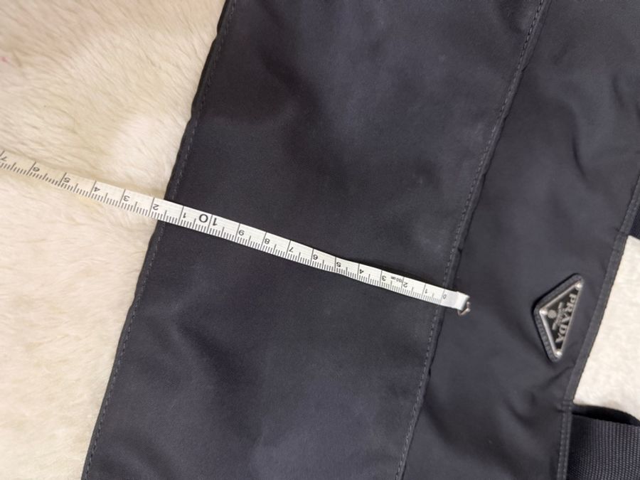 9新✨男生揹很有品味的prada🎖️經典黑色尼龍斜背包🖤超輕 購物包 上班包 學生包 媽媽包 可手提 降落傘布 耐用 耐磨-3