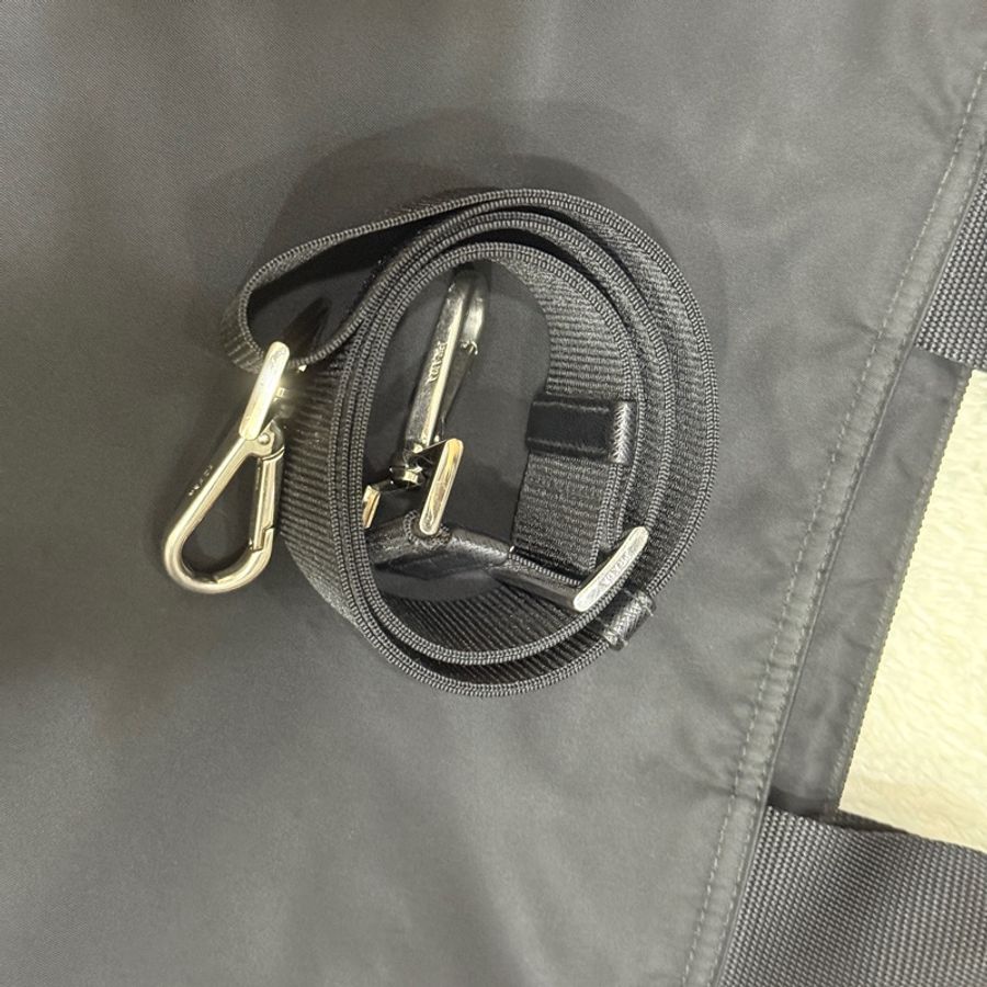 9新✨男生揹很有品味的prada🎖️經典黑色尼龍斜背包🖤超輕 購物包 上班包 學生包 媽媽包 可手提 降落傘布 耐用 耐磨-9