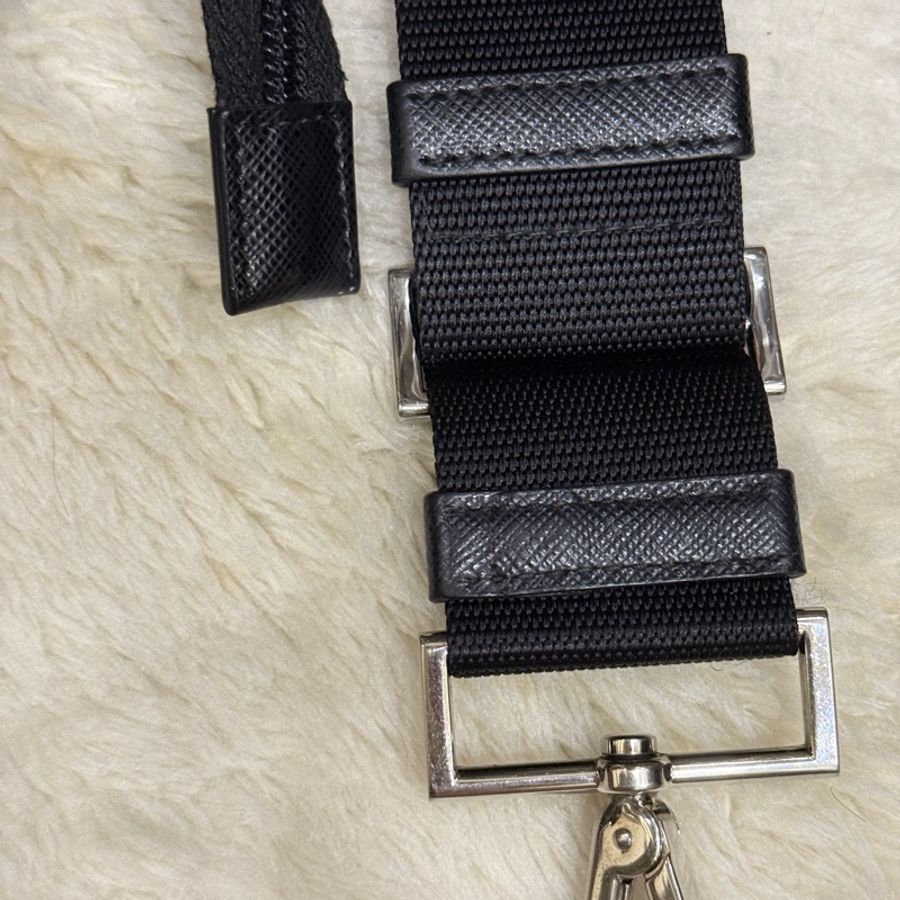 9新✨男生揹很有品味的prada🎖️經典黑色尼龍斜背包🖤超輕 購物包 上班包 學生包 媽媽包 可手提 降落傘布 耐用 耐磨-40