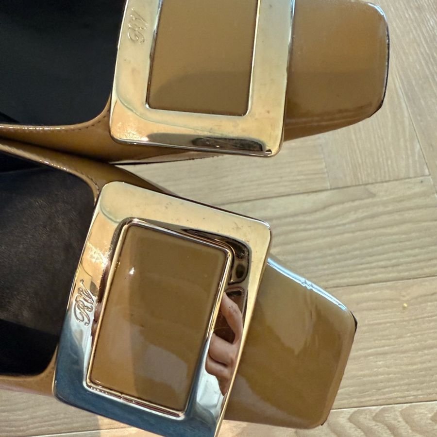 Roger vivier 奶茶色方頭漆皮中跟鞋-6