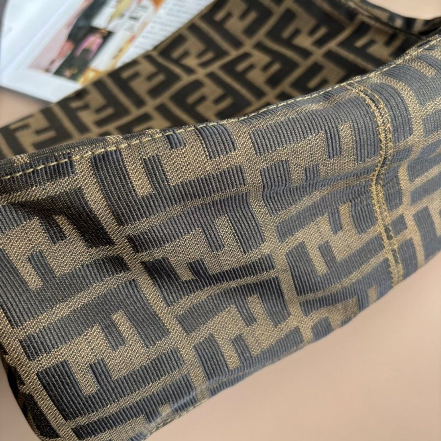 ::FENDI:: 金釦!!經典花紋大款法棍 肩背包 腋下包 VINTAGE-7