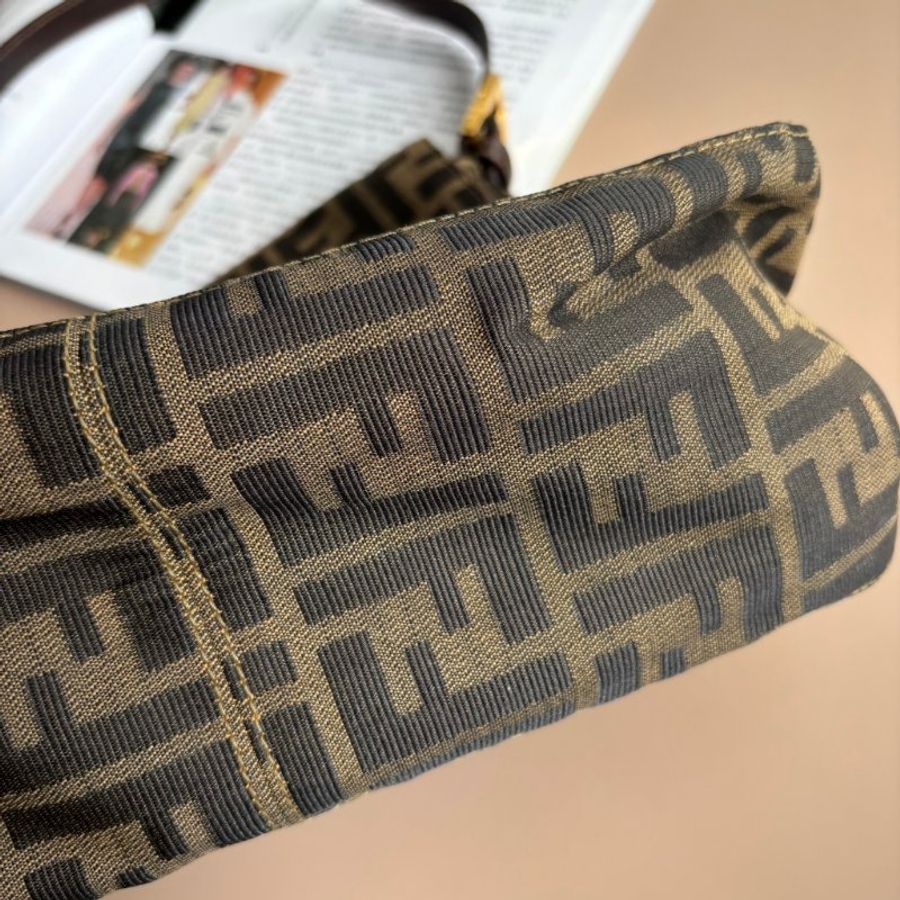 ::FENDI:: 金釦!!經典花紋大款法棍 肩背包 腋下包 VINTAGE-9