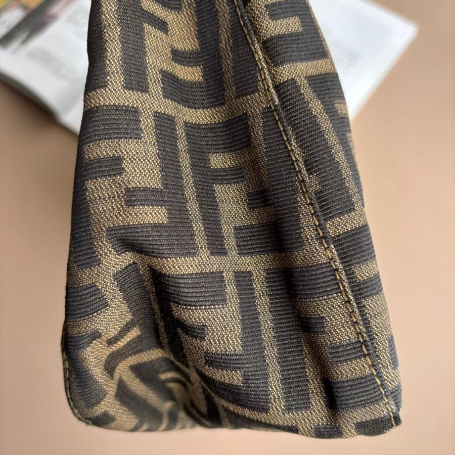 ::FENDI:: 金釦!!經典花紋大款法棍 肩背包 腋下包 VINTAGE-26