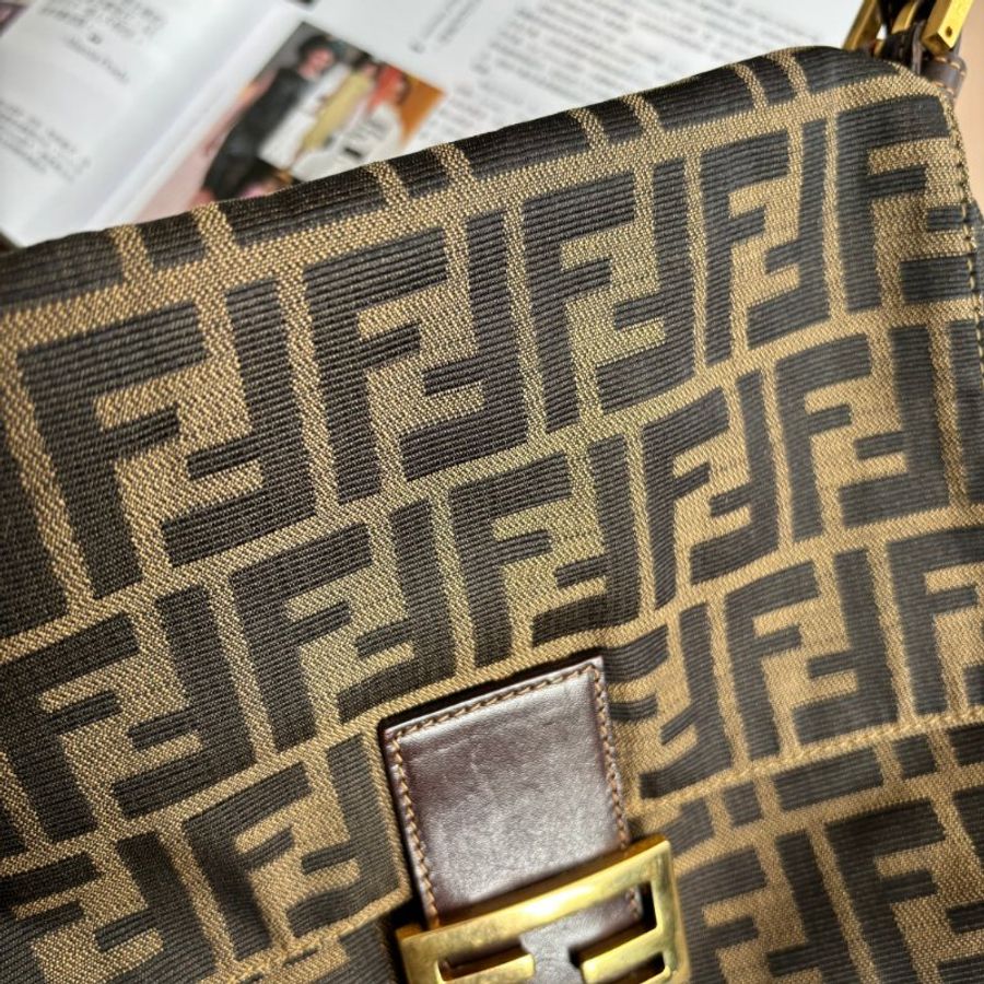::FENDI:: 金釦!!經典花紋大款法棍 肩背包 腋下包 VINTAGE-29