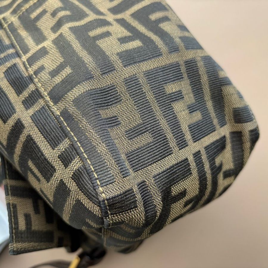 ::FENDI:: 金釦!!經典花紋大款法棍 肩背包 腋下包 VINTAGE-33