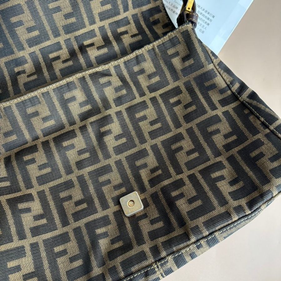 ::FENDI:: 金釦!!經典花紋大款法棍 肩背包 腋下包 VINTAGE-38