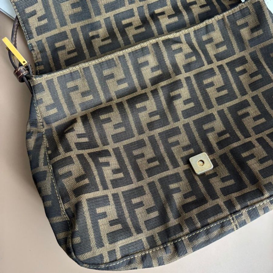 ::FENDI:: 金釦!!經典花紋大款法棍 肩背包 腋下包 VINTAGE-39