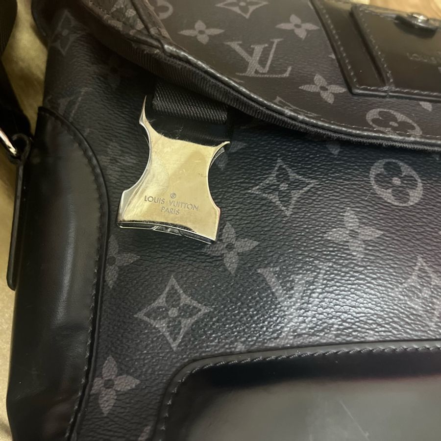 LV 黑武士黑老花 Voyager Pm郵差包/保存良好少使用/容量大能裝下筆電-6